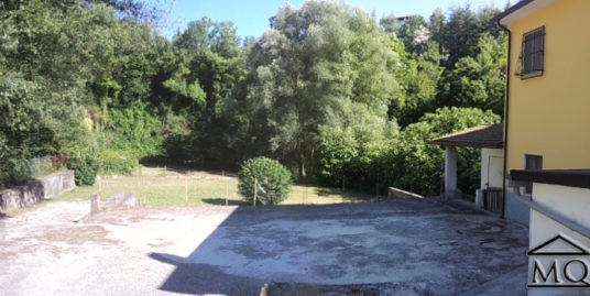 LOCALE PER ATTIVITA’ CON TERRENO